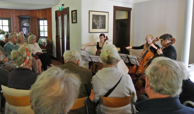 Belangstellenden genieten van de Cello Company.