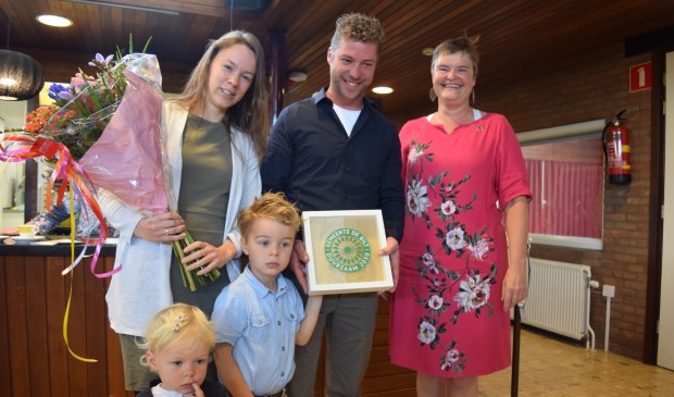 Uit handen van wethouder Anne Brommersma (r) kregen Wouter (m) en Marjolein (l) het Duurzaamheidssymbool.
