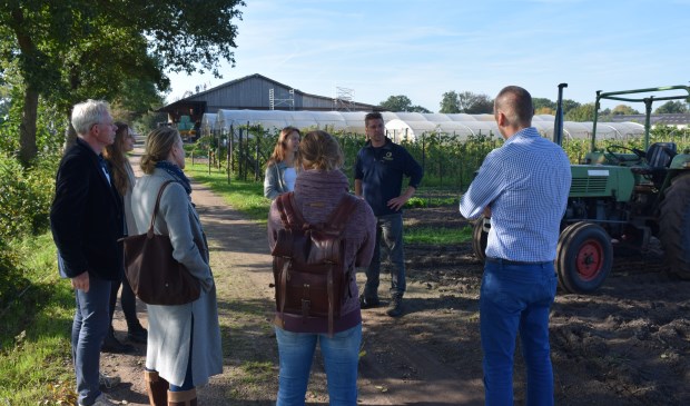 Medewerkers RIVM in gesprek met de eigenaren van zorgboerderij Nieuw Toutenburg.