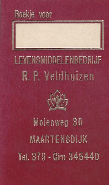 Zoon Piet Veldhuizen heeft nog een blanco exemplaar van het kruideniersboekje waarin de veelal Maartensdijkse klanten wekelijks hun bestellingen opschreven; het ingevulde boekje werd dan door zijn vader Roelof opgehaald, waarna de boodschappen later weer thuis werden bezorgd.
