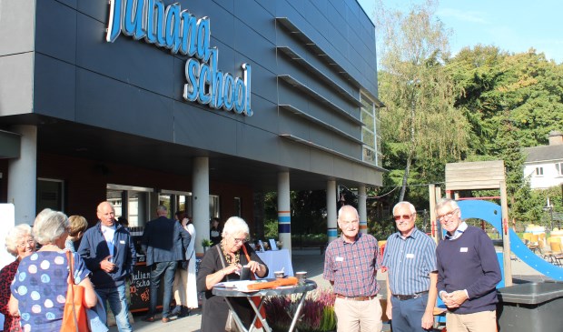 Ook de Maartensdijkse oud-leerlingen waren aanwezig: v.l.n.r. Wim, Jean en Piet Rijksen.