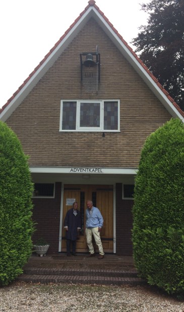 Hiety Grimm en Henk Veenstra voor hen zo geliefde Adventskapel.