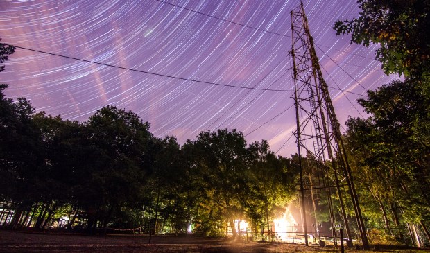 De 25 m. hoge toren. Daarbovenop komt dan nog de antenne van 10 meter hoog