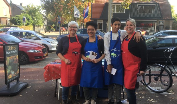 Eet Mee vraagt aandacht voor de crowdfunding-campagne in De Bilt. Jl. zaterdag stonden v.l.n.r. Annelies Kastein, Kim Kui, Robert Kalverda en Angelique Kalverda met een stand op de Hessenweg.