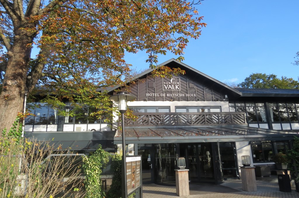 De uitnodigende hoofdingang van De Biltsche Hoek op een zonnige herfstdag.