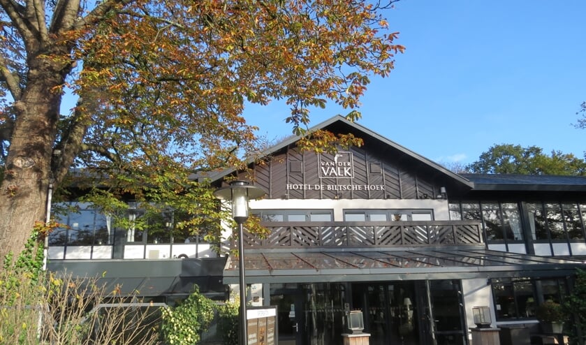 De uitnodigende hoofdingang van De Biltsche Hoek op een zonnige herfstdag.