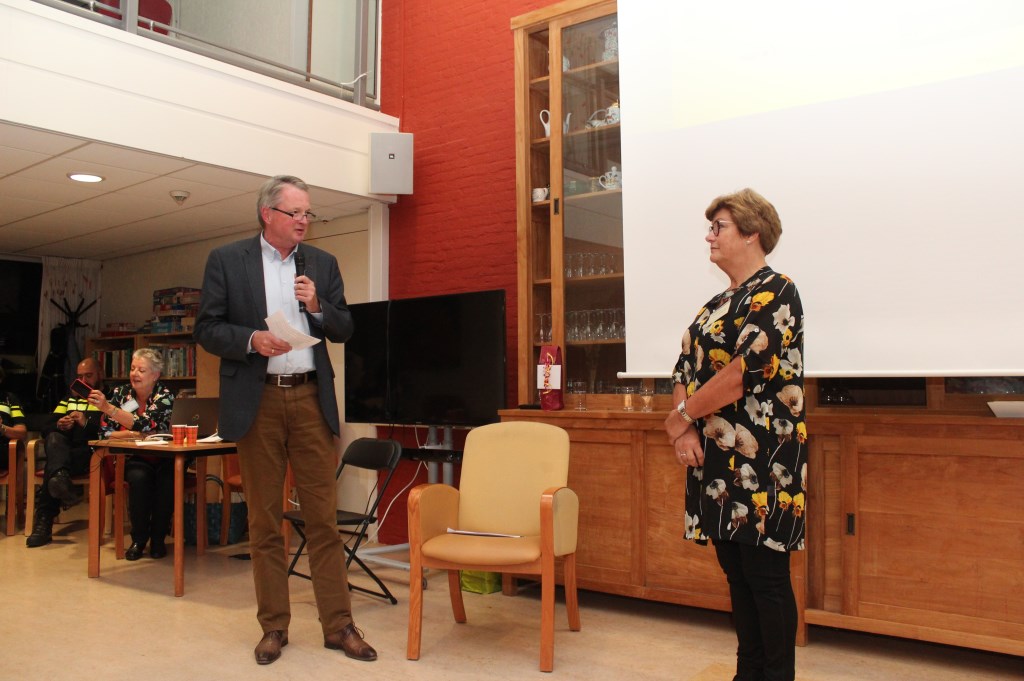 Wethouder André Landwehr neemt namens gemeente, wijkraad en ‘heeeel’ De Leijen afscheid van Hanneke Brosi.