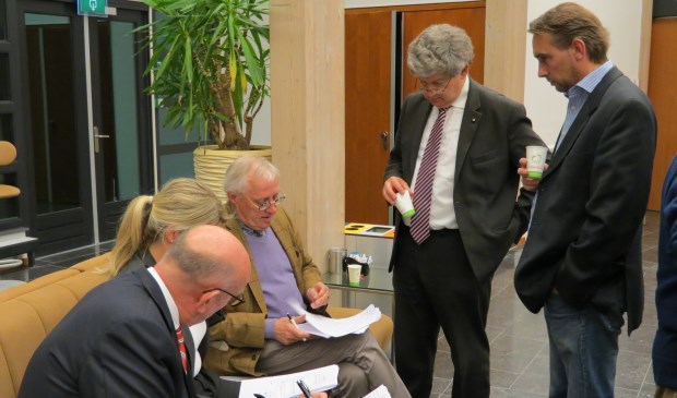 In een van de vele schorsingen overlegt de VVD-fractie.