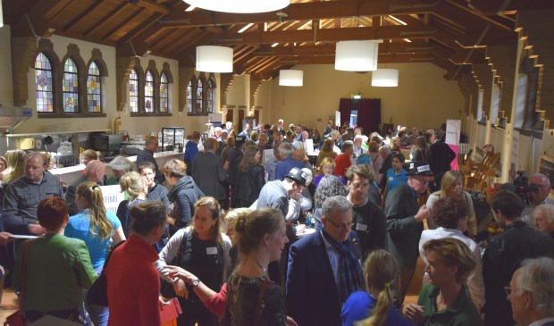 Op de Beursvloer wordt druk onderhandeld.