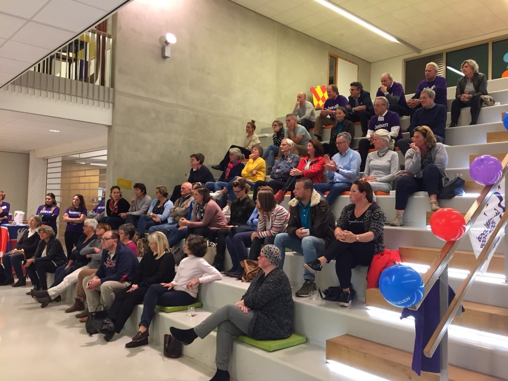 Publiek in het Lichtruim luistert aandachtig naar de presentatie van de KWF.