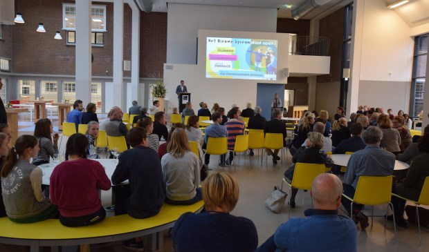 In de centrale open ruimte vindt, anderhalf jaar na de start van de bouwwerkzaamheden, de officiële opening plaats.