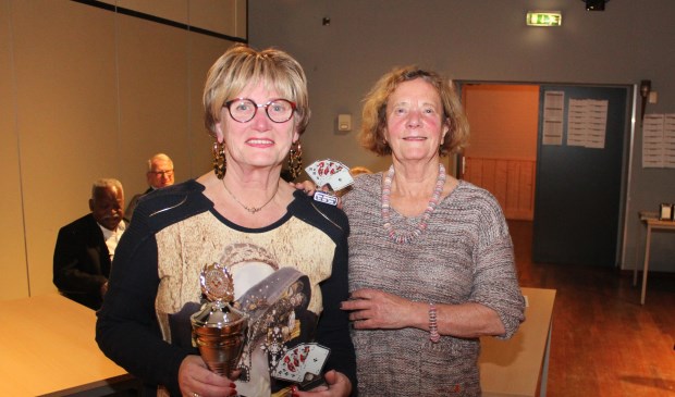 Anita Nijdam en Mariette Vogelaar (l) werden in 2018 de Biltse bridgekampioenen.