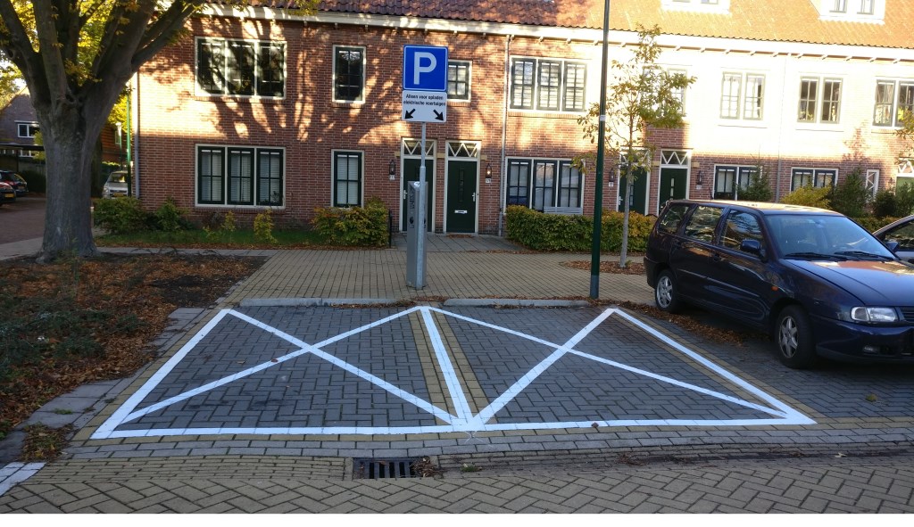 Volgens het drietal zijn deze oplaadplekken overbodig.
