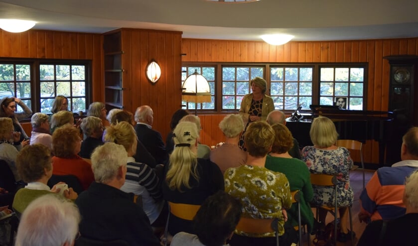 Wethouder Madeleine Bakker-Smit opende de Dag van de Mantelzorg in Huize Gaudeamus aan de Gerard Doulaan in Bilthoven.