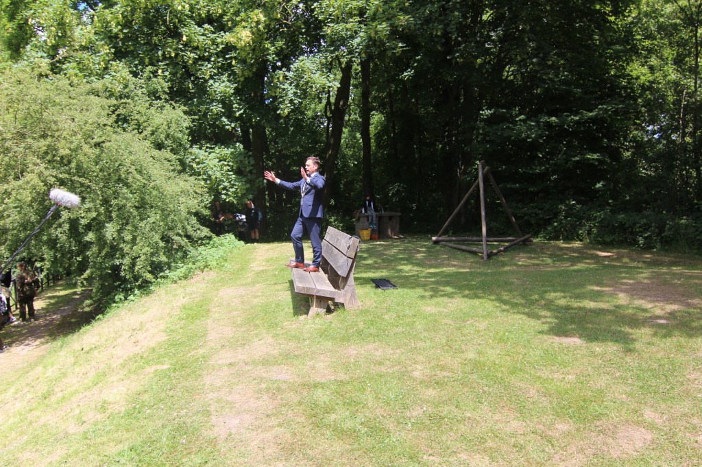 Burgemeester Sjoerd Potters wordt tijdens de opnames 'opgebracht'.