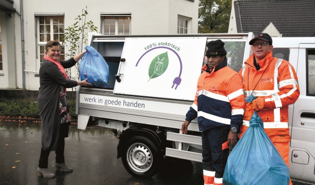 Wethouder Anne Brommersma, Kidane en Roy bij de elektrische auto van Biga Groep. (foto: Lisette Brenkman)