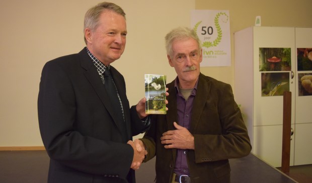 Christ-Jan Nederlof (r) overhandigt het eerste fietsboekje aan wethouder Landwehr.