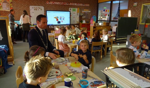Burgemeester Sjoerd Potters genoot zichtbaar van het ontbijt met de kids van groep 1 en 2.