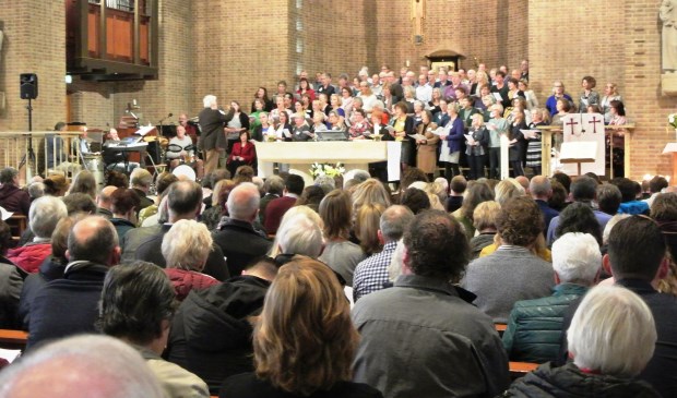 Een goed gevulde kerk beleeft de revival mee