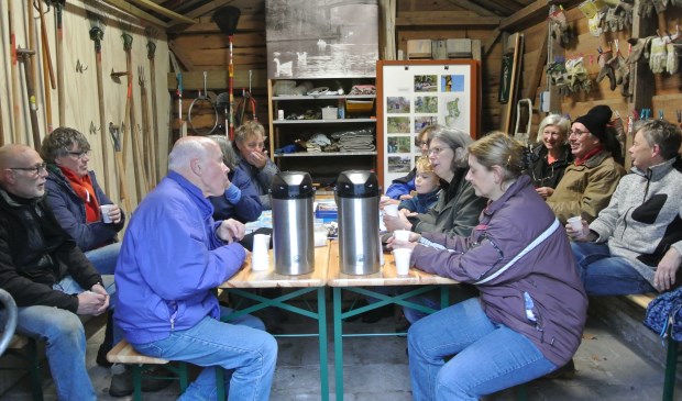 Vrijwilligers snoeien en ruimen afval op tijdens een werkdag in het Van Boetzelaerpark. (foto Frans Poot)