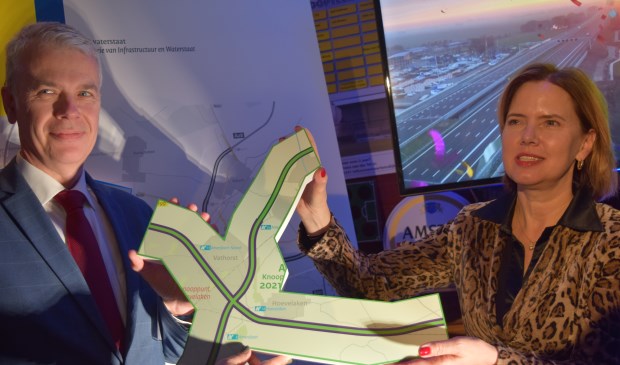 Op naar het volgende tracé, bij Amersfoort, met wethouder van Amersfoort Hans Buijtelaar (l) en minister Cora van Nieuwenhuizen.