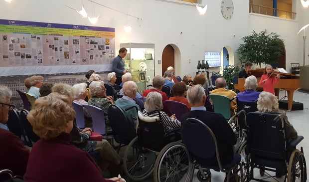 Jeugdige leerlingen musiceren voor bewoners van Huize het Oosten