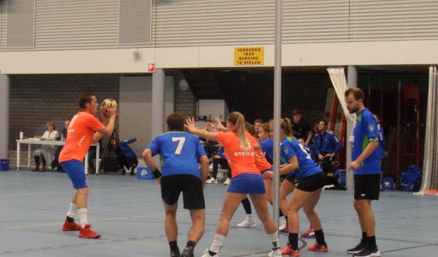 DOS startte de zaalcompetitie met een knappe en krappe overwinning.