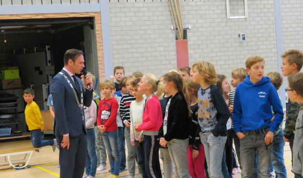 Spelleider burgemeester Sjoerd Potters weet iedereen te betrekken.