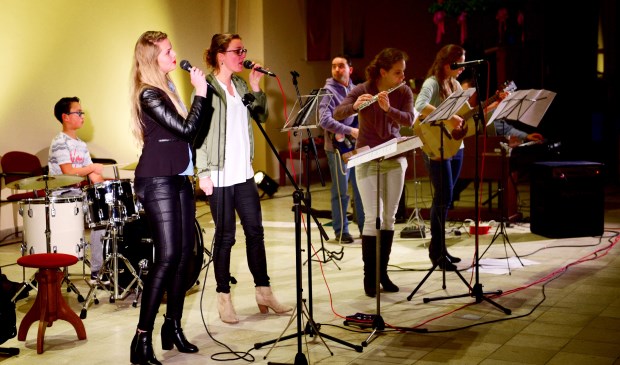 Tijdens de Top 2000-dienst zingt jong talent liedjes met inhoud en betekenis.