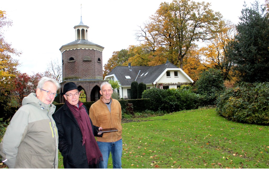 Aan de rand van het Van Boetzelaerpark in De Bilt is deze duiventil; nog één van de nog weinige bestaande stenen duiventillen in Nederland. Daar ontmoetten v.l.n.r. Anne Doedens, Dick Berends en Cor Groenen elkaar deze keer.