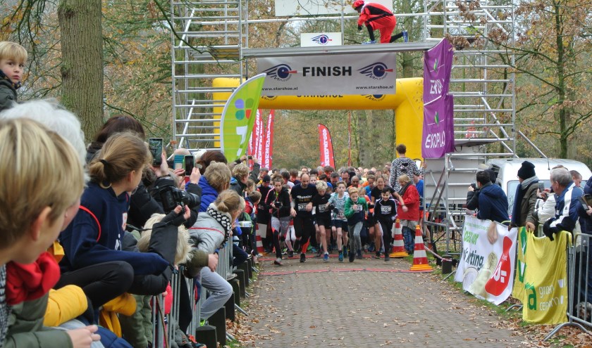 Ook bij de start van de 5 en 10 km lopen was het een heel gedrang om als eerste weg te komen.