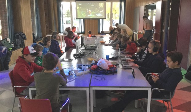 Grote opkomst in het dorpshuis waar jongeren onder het genot van een hapje en drankje speelden op de tablets, eigen laptops, de Wii en Playstations.