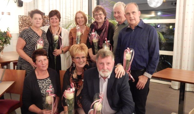 Vanaf linksboven: Hilda Verhoef, Jenneke Groot, Margreet van den Hul, Connie Hennipman, Piet van Barneveld, Klaas Willem van Oosterom, Adrie Bouwman, Lia Verheul en Kees van Barneveld.