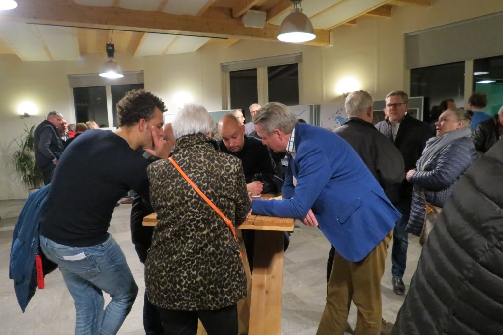 De kaarten worden nauwkeurig bekeken.