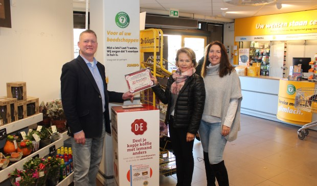 Jelle Farenhorst, Danielle Schreuder en Jolanda van Hulst bij de inzameldoos in de Jumbo op het Maertensplein.
