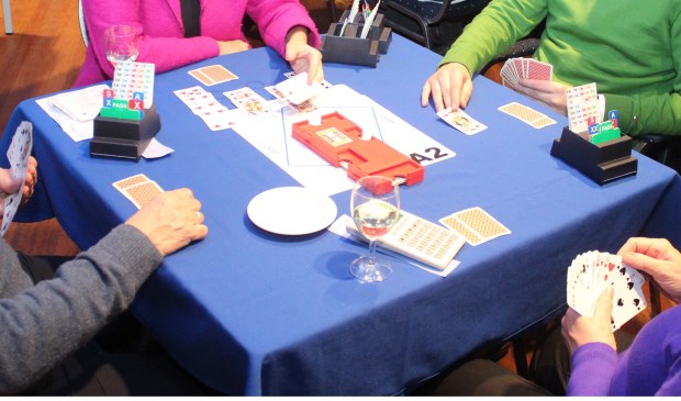 Het bridgespel wordt gespeeld met 52 kaarten door vier personen.