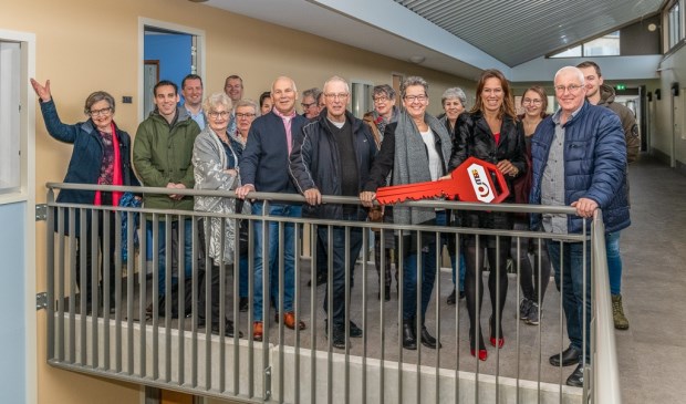De eerste 10 huurders krijgen symbolisch de sleutel overhandigd. (foto Hans Lebbe)