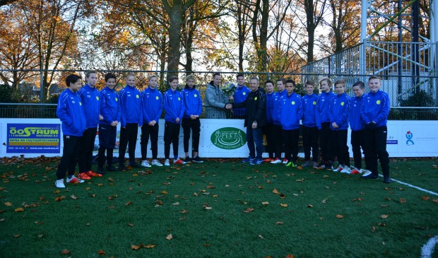 Eetcafé Peet te Maartensdijk is de trotse nieuwe sponsor van SVM JO 14 met prachtige trainingspakken. Wout van Dronkelaar (SVM) overhandigt Wessel Huigen (Eetcafé Peet) bloemen als dank.