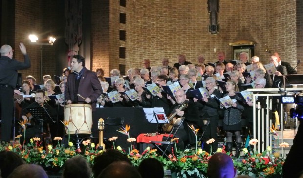AZM bracht samen met de Argentijnse tenor Javier Rodríguez en zijn combo een prachtig concert in de H. Michaëlkerk. (foto Frans Poot)