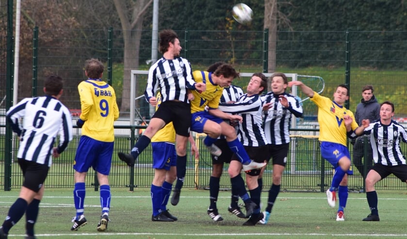 Zes Herculanen zijn voor vier SVM-ers te sterk. (foto Nanne de Vries)