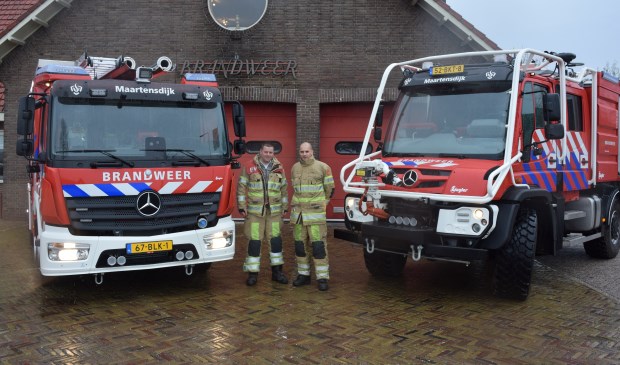 Martijn en Freek zijn apetrots op hun twee nieuwe wagens.