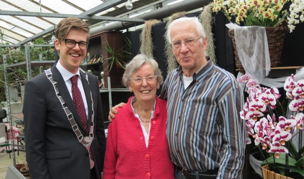 Locoburgemeester Dolf Smolenaers met het diamanten bruidspaar.