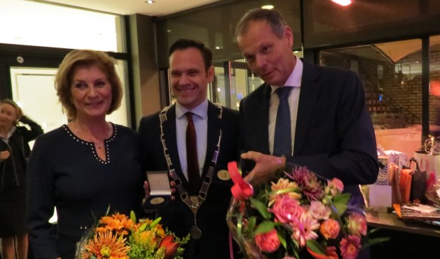 De burgemeester reikt de Chapeaupenning uit aan het echtpaar Van der Valk.