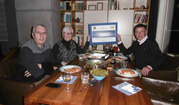 Overhandigen van cheque aan Stichting Eet Mee; v.l.n.r. Karin Zakko (vluchteling uit Syrië), Annelies Kastein (initiatiefnemer van Stichting Eet Mee) en Mente Bousema (Lions lid).