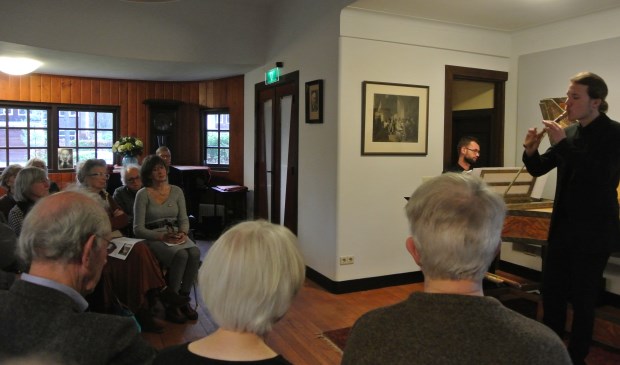 Klavecimbel en blokfluit in harmonie tijdens het koffieconcert.