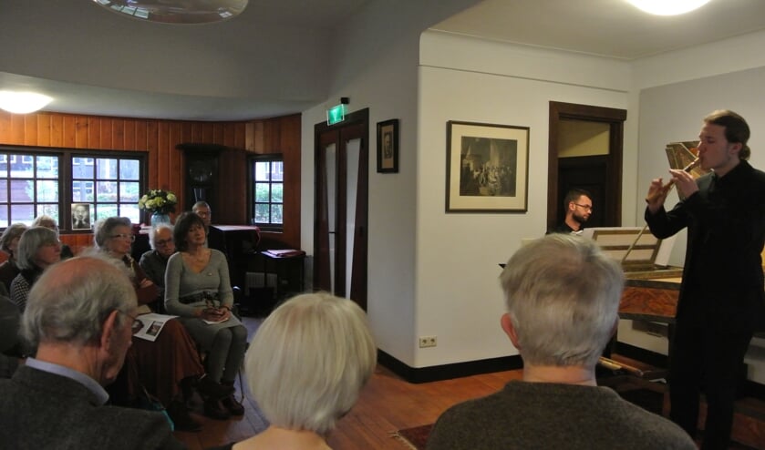 Klavecimbel en blokfluit in harmonie tijdens het koffieconcert.