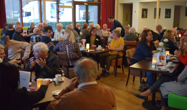 Meer dan 70 vrijwilligers genieten met elkaar in restaurant Bij de Tijd.