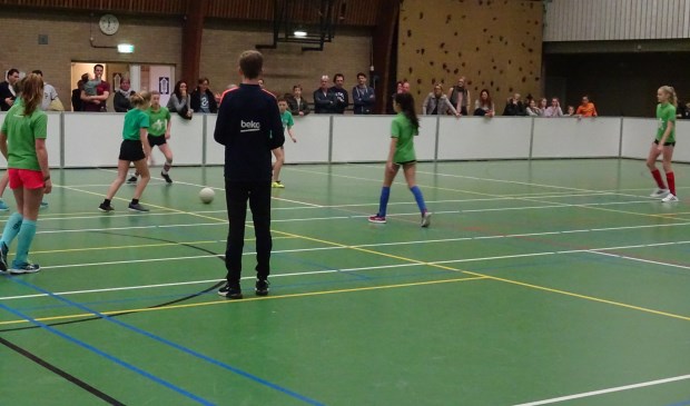 De meisjes van groep acht van Groen van Prinsterenschool en Patioschool vechten hier hun onderlinge duel uit.