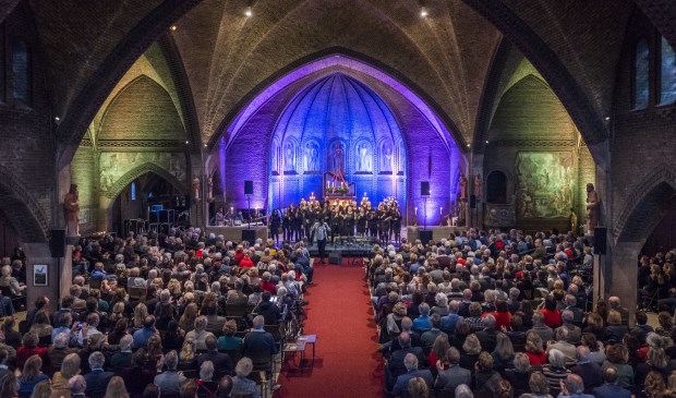 Een afgeladen Onze Lieve Vrouwe-kerk geniet van het speciale Gospel programma. (foto Michiel Wijnbergh)