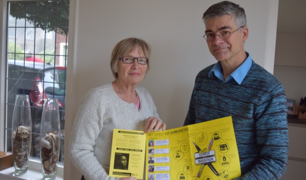 Maria Hoogveld (l) en Toon Gerritsen (r) roepen iedereen op om te komen schrijven.